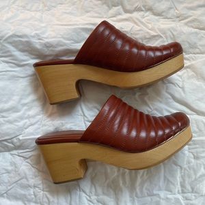 Beklina ribbed clogs